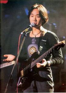 黄家驹资料简介,摇滚传奇，华语乐坛的璀璨星辰