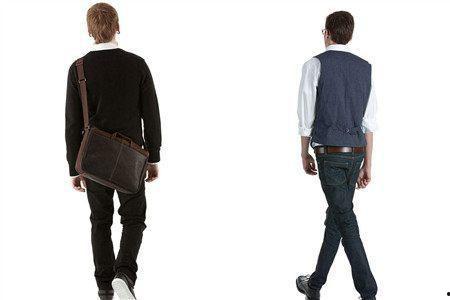 男孩搞笑的走路姿势